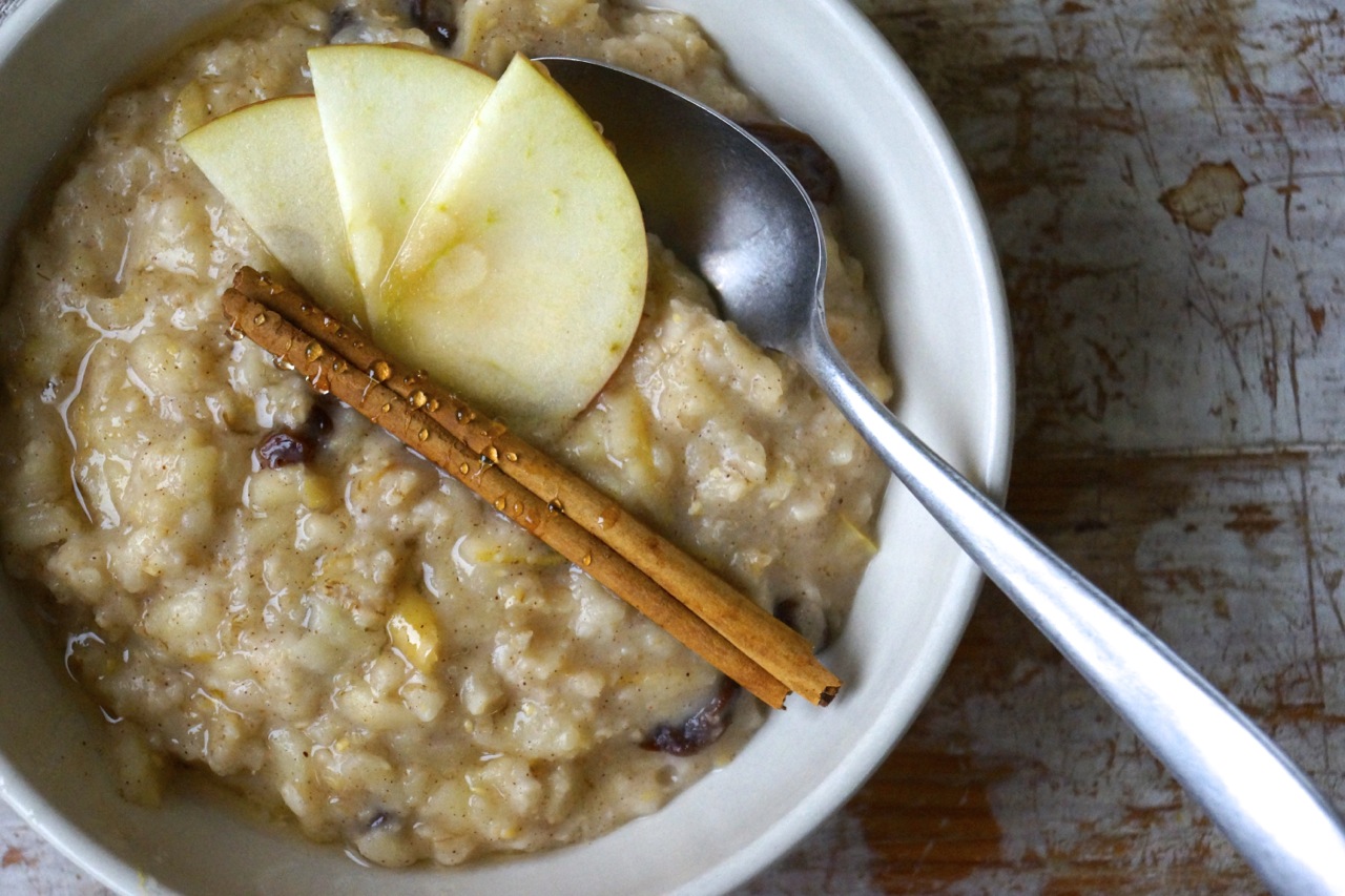 Applestrudel porridge topped with cinnamon and apples
