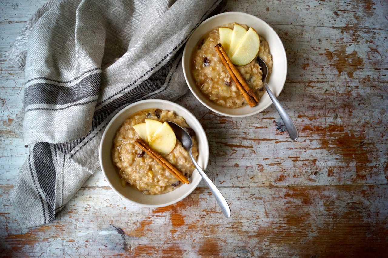 Two bowls of applestrudel porridge