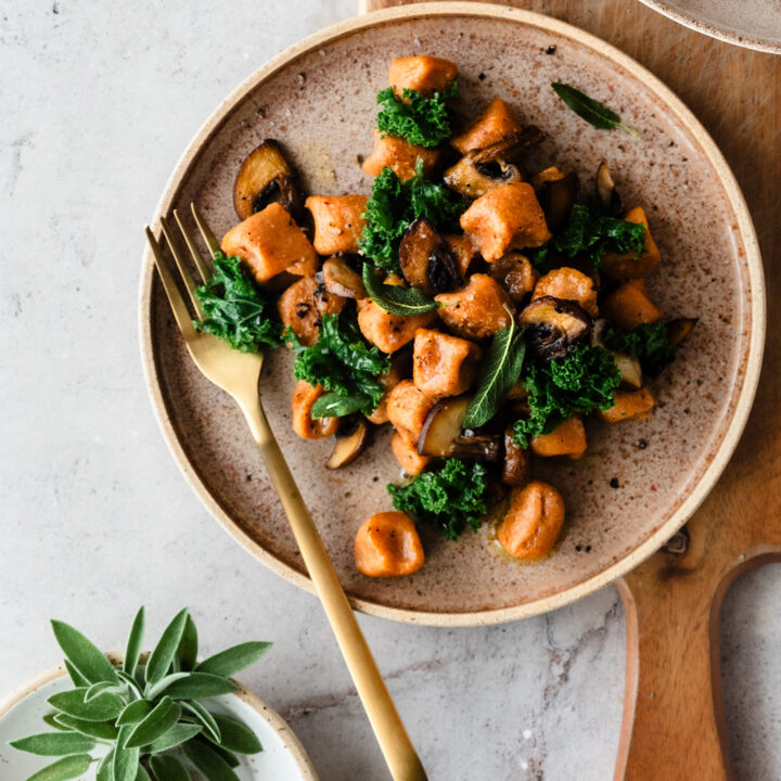 Süßkartoffel Gnocchi mit sautierten Pilzen & Grünkohl